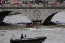 Pompiers et policiers tentent de retrouver une policière de la brigade fluviale disparue lors d'un exercice dans la Seine, le 5 janvier 2018