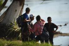 Des migrants honduriens se dirigeant vers les Etats-Unis ont franchi le 18 janvier 2019 la frontière entre le Guatemala et le Mexique