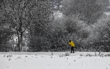 Un homme se déplace à ski, le 23 janvier 2019 à Souchez, dans le Pas-de-Calais