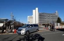 Une voiture de l'ambassade de France quitte le centre de détention de Tokyo où est incarcéré Carlos Ghosn, le 11 janvier 2019 au Japon