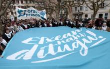 Des milliers de personnes ont défilé le 12 janvier 2019 au Pays basque, en Espagne et en France, en faveur du rapprochement des prisonniers de l'ancien groupe séparatiste armé ETA, actuellement disper