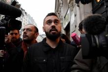 Eric Drouet, accompagné de son avocat, sort de sa garde à vue le 23 décembre 2018, après son interpellation lors d'une manifestation de "gilets jaunes" à Paris