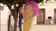 Une pinata à l'effigie de Marine Le Pen dans le clip de Kyle par Médine et Booba.