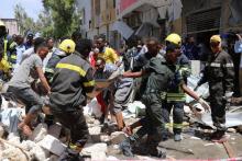 Les services de secours somaliens évacuent des victimes de l'explosion d'une voiture piégée sur le marché d'Hamarwayne, à Mogadiscio le 4 février 2019