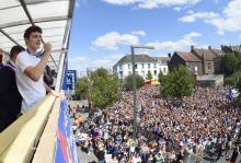 Le défenseur de l'équipe de France Benjamin Pavard salue la foule venue le féliciter à Jeumont dans le Nord de la France, ville où il a grandi, le 18 juillet 2018