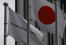 Le drapeau Nissan et celui du Japon devant le siège du constructeur automobile nippon à Yokohama, en banlieue de Tokyo le 12 février 2019