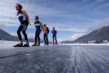 Des patineurs sur le lac autrichien Weissensee lors de la course "Alternative Elfstedentocht" le 31 janvier 2019