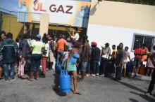 Des habitants de Port-au-Prince font la queue pour des bouteilles de gaz, le 16 février 2019 en Haïti