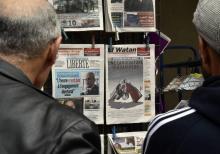 Des Algériens regardent les unes des journaux au lendemain de l'annonce de la candidature du président Abdelaziz Bouteflika à un cinquième mandat, le 11 février 2019 à Alger