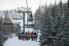 Des skieurs empruntent un télésiège de la station du Lac Blanc le 29 janvier 2019
