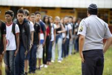 Un militaire ordonne à des collégiens de se mettre en rang, le 12 février 2019 au CED 07 de Ceilandia, près de Brasilia