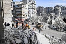 Intervention d'équipes de secours après l'effondrement d'un immeuble à Alep en Syrie, le 2 février 2019