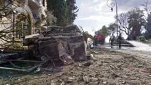 Une voiture carbonisée par un double attentat dans la ville d'Idleb dans le nord-ouest de la Syrie le 18 février 2019