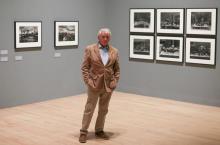 Le photographe britannique Don McCullin devant certains de ses clichés à l'occasion de l'exposition qui lui est consacrée à la Tate Britain de Londres, le 4 février 2019