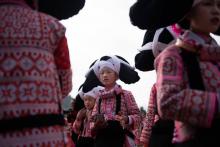 Des jeunes filles de l'ethnie des "Miao à longues cornes" participent à la Fête des fleurs, le 14 février 2019 à Longjia, dans, la province du Guizhou, dans le sud-ouest de la Chine.