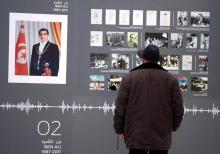 Un homme visite une exposition le 15 janvier 2019 à Tunis retraçant la chute du président tunisien Ben Ali