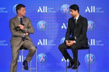 Le président du PSG Nasser Al-Khelaifi (d) et le manager d'AccorHôtels Sébastien Bazin en conférence de presse à Paris le 22 février 2019