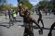 Affrontements entre policiers et manifestants opposés au président Jovenel Moise, le 13 février 2019 à Port-au-Prince, en Haïti