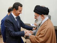 Photo diffusée par l'agence de presse officielle syrienne Sana montrant le président syrien Bachar al-Assad (G) serrant la main au guide suprême iranien Ali Khamenei (D) à Téhéran