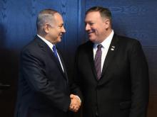 Le Premier ministre israélien Benjamin Netanyahu (gauche) serre la main du chef de la diplomatie américaine Mike Pompeo (droite), en marge d'une conférence sur le Moyen-Orient à Varsovie, le 14 févrie