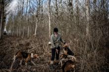 Inès Monot avec ses limiers dans la forêt de Châtillon le 7 février 2019