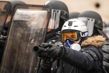 Un policier muni d'un lanceur de balles de défense (LBD), le 19 janvier 2019 à Paris lors d'une manifestation des "gilets jaunes"
