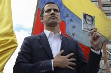 L'opposant Juan Guaido, le texte de la Constitution en main, s'autoproclame président par intérim du Velezuela, le 23 janvier 2019 à Caracas