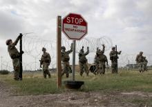 Des soldats américains installent des fils barbelés près d'un poste-frontière de la frontière américano-mexicaine, le 4 novembre 2018 à Donna (Texas)