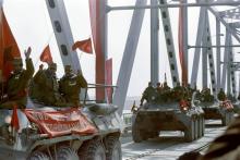 Des chars de l'Armée rouge traversent le "pont de l'amitié" sur l'Amou-Daria, marquant la frontière entre l'Afghanistan et l'Ouzbékistan, le 15 février 1989, dernier jour du retrait soviétique d'Afgha