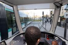 Un conducteur de tramway dans sa cabine, à Paris, le 11 décembre 2012