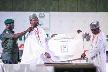 Le président de la Commission électorale Mahmood Yakubu dévoile les tout premiers résultats de la présidentielle, à Abuja le 25 février 2019