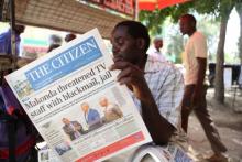Un homme lit une édition du journal indépendant The Citizen, le 23 mars 2017 à Arusha