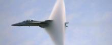 Un Avion de chasse F18 passe le mûr du son.