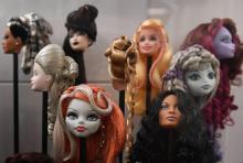 Différents modèles de la poupée Barbie, locomotive des ventes de Mattel