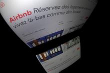 Logo de la plateforme de location Airbnb, sur un écran, le 2 mars 2017 à Paris