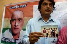 Un ami de Kulbhushan Jadhav, Indien condamné à mort pour espionnage au Pakistan, montre une photo de groupe à Bombay le 18 mai 2017