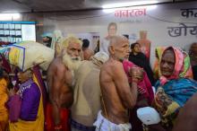 Des pèlerins indiens égarés, qui ont été séparés de leurs proches dans le chaos du Kumbh Mela, dans un centre de secours, le 19 février 2019 à Allahabad, en Inde