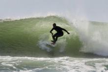 Ant Smyth, un surfeur paralysé d'un bras depuis l'âge de 5 ans, surfe à Llandudno (Afrique du Sud), le 25 janvier 2019