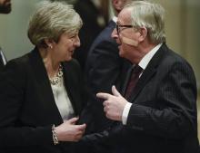 La Première ministre britannique Theresa May (g) ,le président de la Commission européenne Jean-Claude Juncker (d) et le négociateur de l'UE Michel Barnier (c), le 20 févroer 2019 à Bruxelles