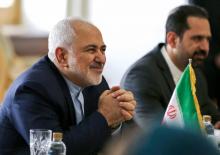 Photo prise le 19 novembre 2019 du ministre iranien des Affaires étrangères Mohammad Javad Zarif (à gauche) lors d'une rencontre à Téhéran avec son homologue britannique