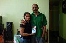Susana Alvarez (g) pose avec son époux et le portrait de sa fille, Daniela, morte en 2016 à 5 ans d'une tumeur au cerveau, le 9 février 2019 à Caracas
