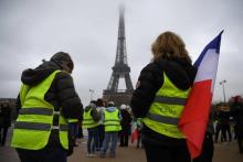 Des gilets jaunes manifestent au pied de la Tour Eiffel à Paris, le 20 janvier 2019