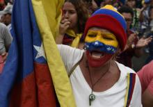 Une manifestante pro-Guaido lors d'un meeting à Los Teques, au Venezuela, le 30 mars 2019