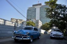 De vieilles voitures américaines, près de l' Hotel Habana Libre, ex-Hilton, à La Havane, le 28 février 2019