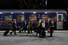 Des passagers devant un train de nuit reliant Vienne à Rome, dans la gare principale de la capitale autrichienne, le 27 février 2019