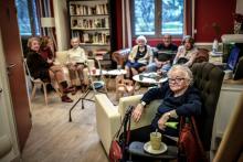 Des personnes âgées installées dans le salon de la résidence services "Les Bababines", le 8 février 2019 à Clamart, près de Paris