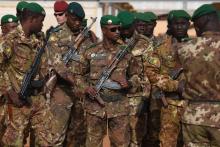 Des soldats maliens en position avant une visite du Premier ministre français au Mali le 24 février 2019