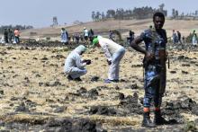 La police scientifique à la recherche d'éléments après le crash d'un avion d'Ethiopian Airlines près de Bishoftu, à 60 km au sud-est d'Addis Abeba, le 10 mars 2019