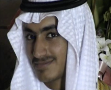 Capture d'écran d'une vidéo non datée diffusée par la CIA le 1er novembre 2017 et prise par des experts du Long War Journal montrant une image du mariage du fils d'Oussama ben Laden, Hamza ben Laden