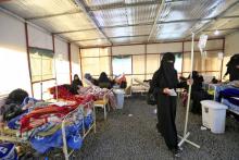 Des Yéménites reçoivent des soins contre le choléra dans un centre médical de la capitale Sanaa, le 18 mars 2019